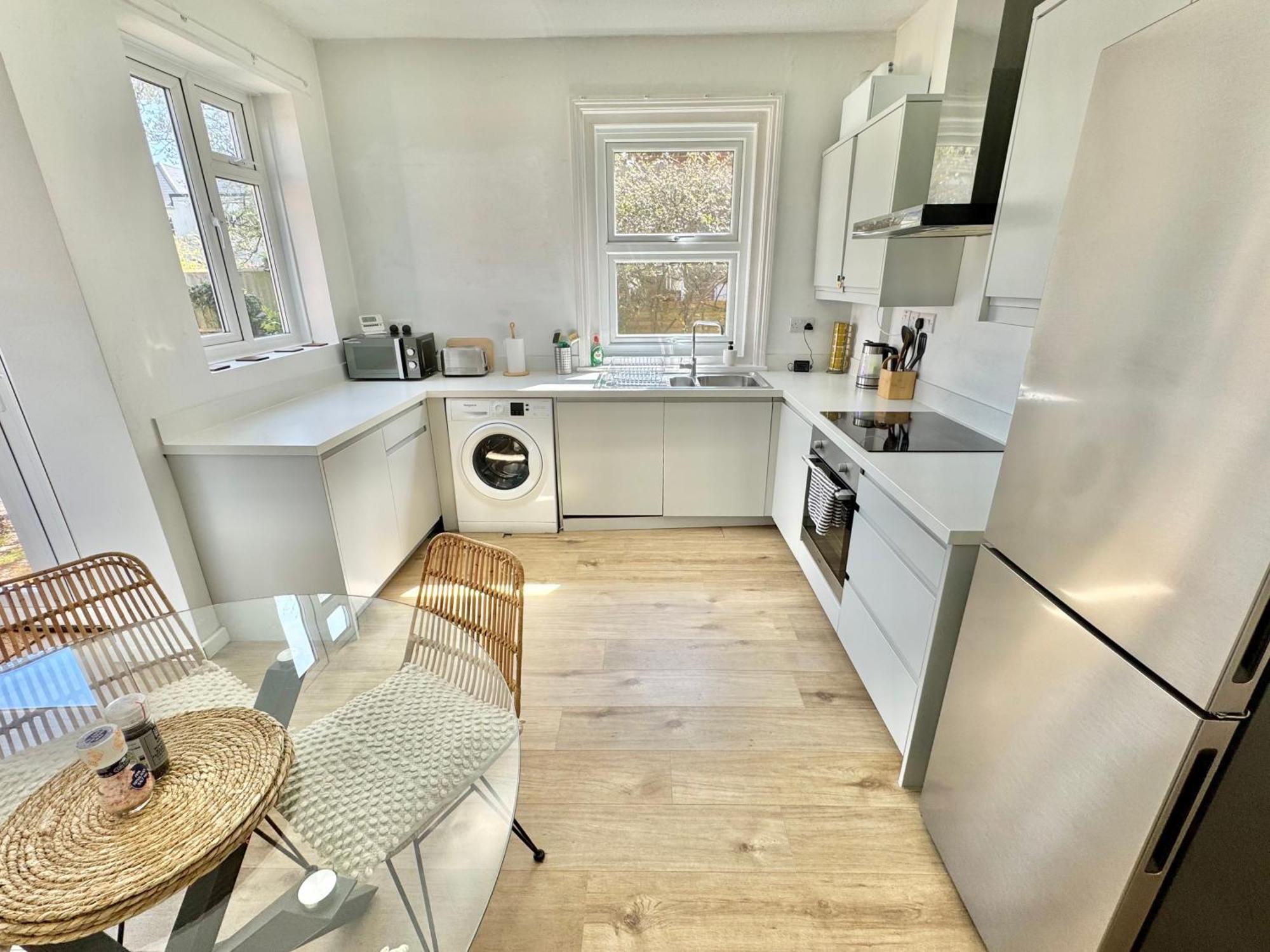 Bright 3 Bed Escape With Garden And Parking *
