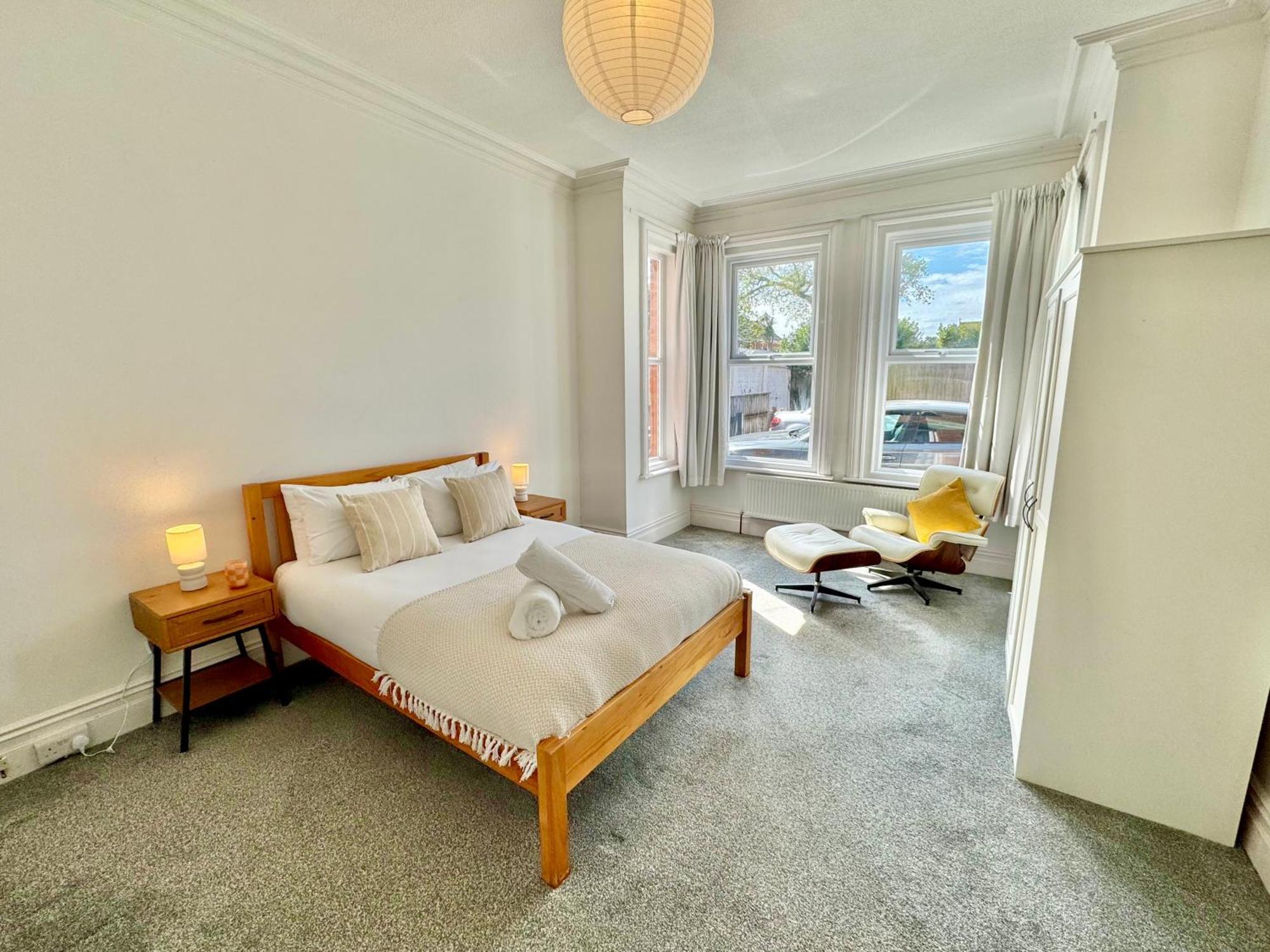 Bright 3 Bed Escape With Garden And Parking * Bournemouth