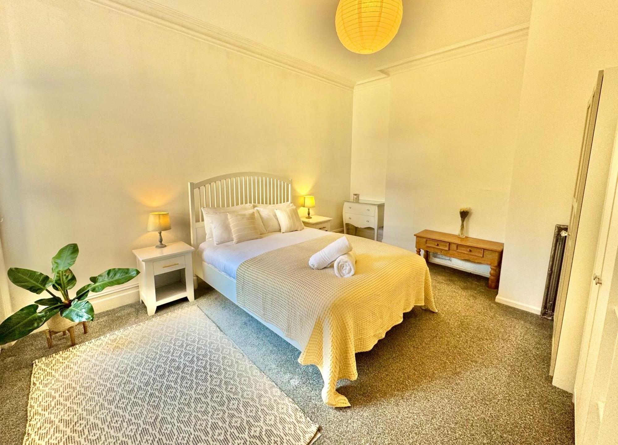 Bright 3 Bed Escape With Garden And Parking