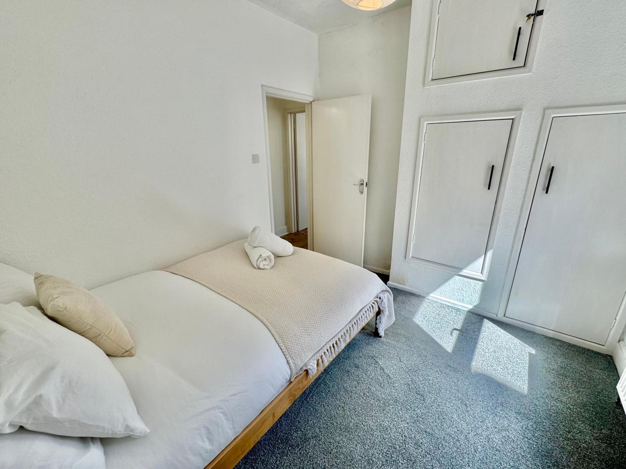 Bright 3 Bed Escape With Garden And Parking Apartment
