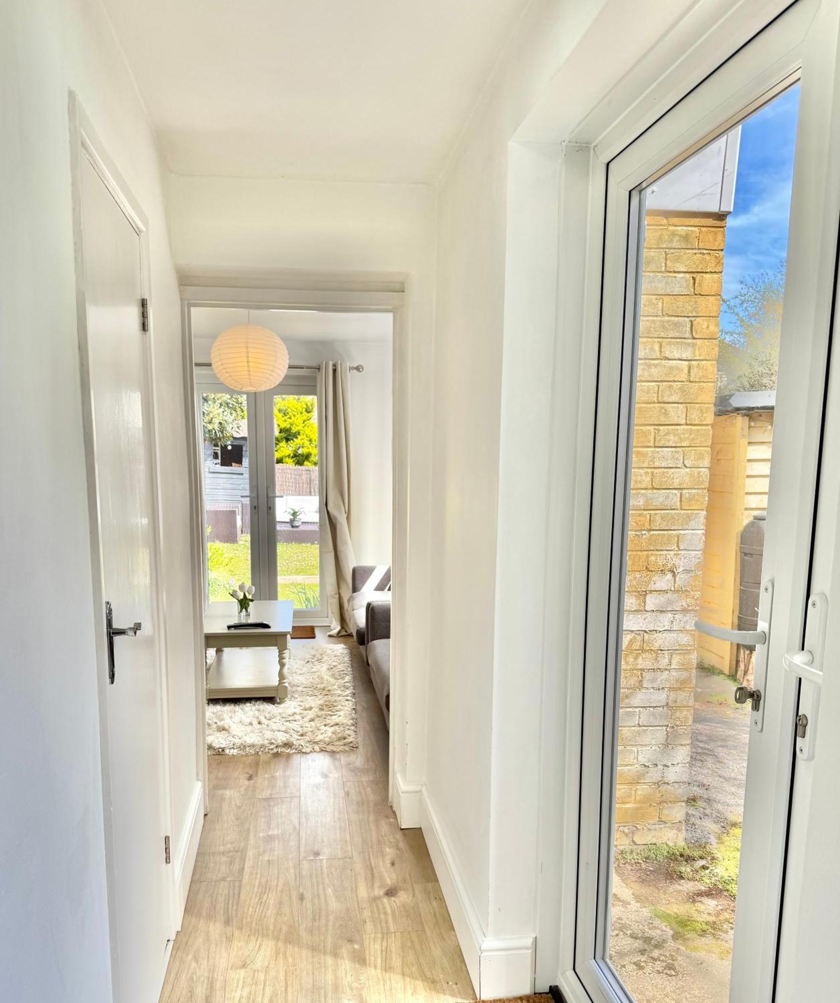 Apartment Bright 3 Bed Escape With Garden And Parking