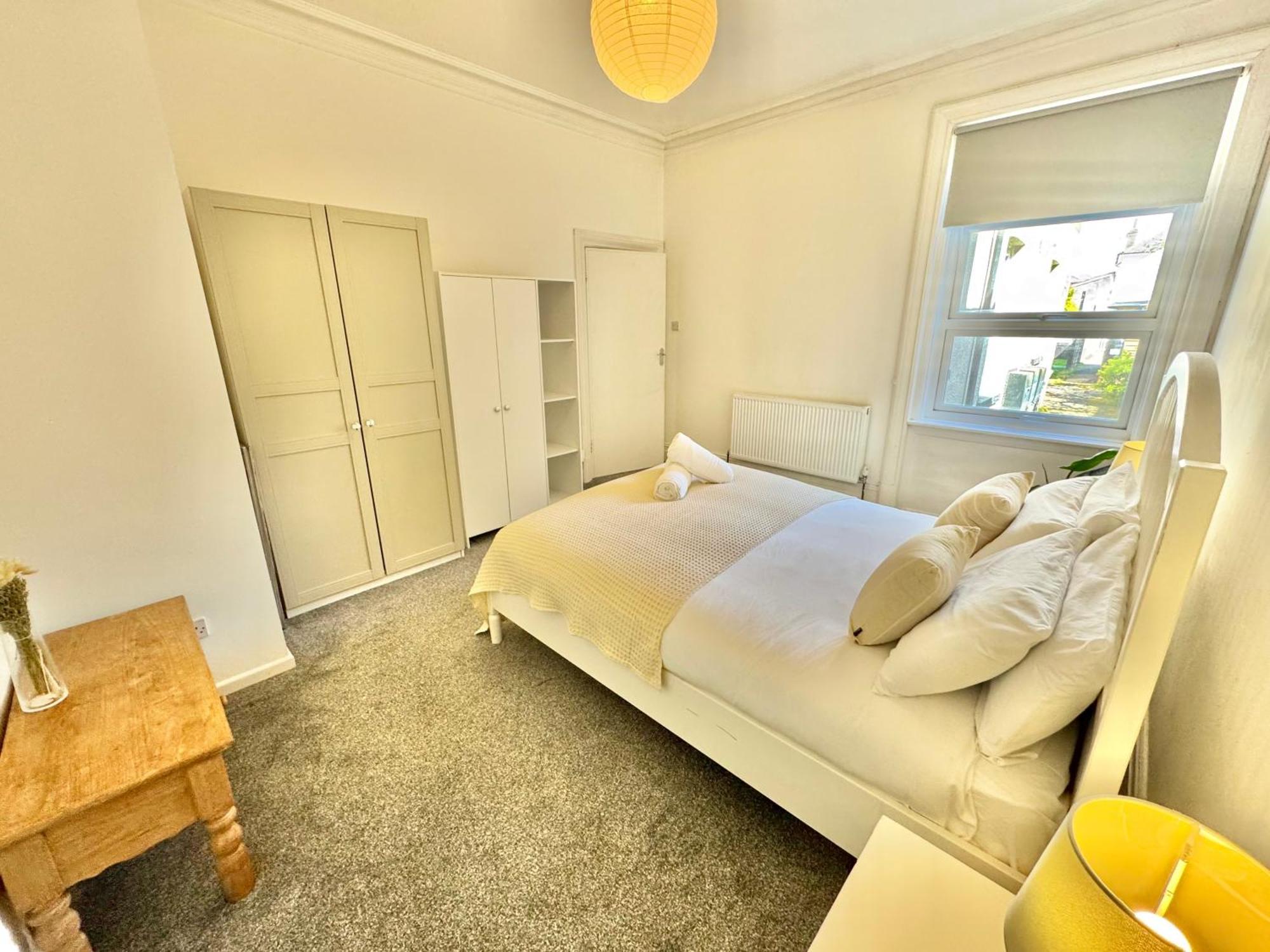 Bright 3 Bed Escape With Garden And Parking Apartment *