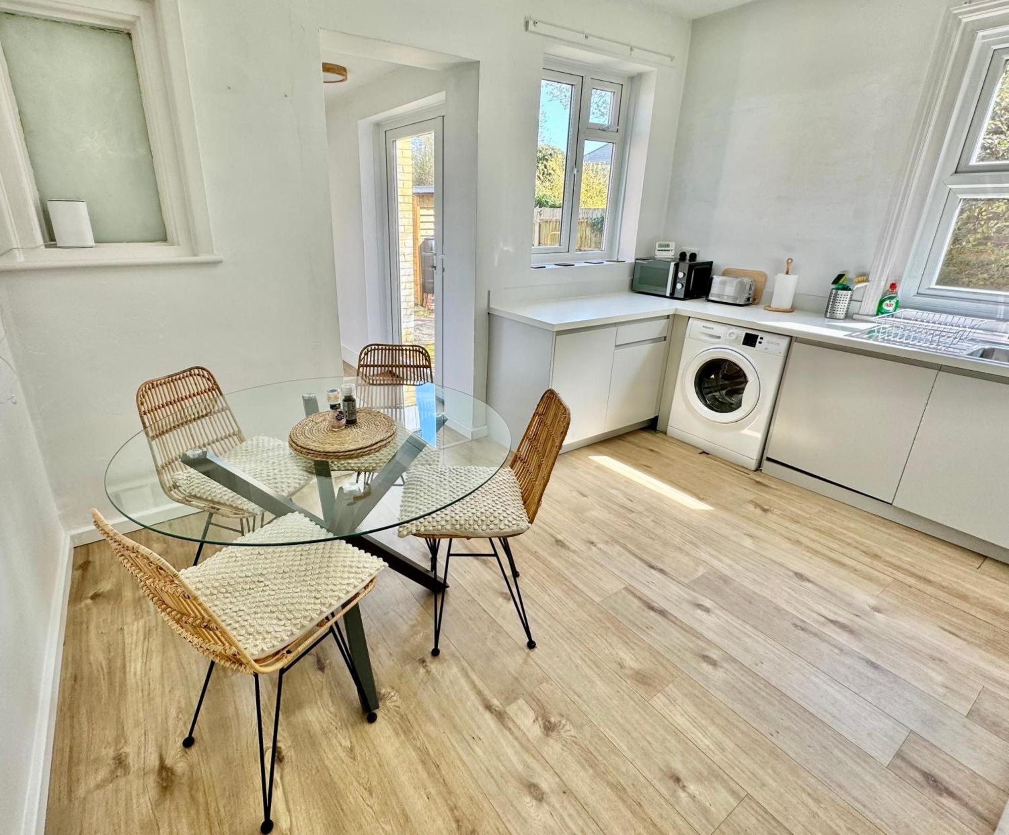 Apartment Bright 3 Bed Escape With Garden And Parking *