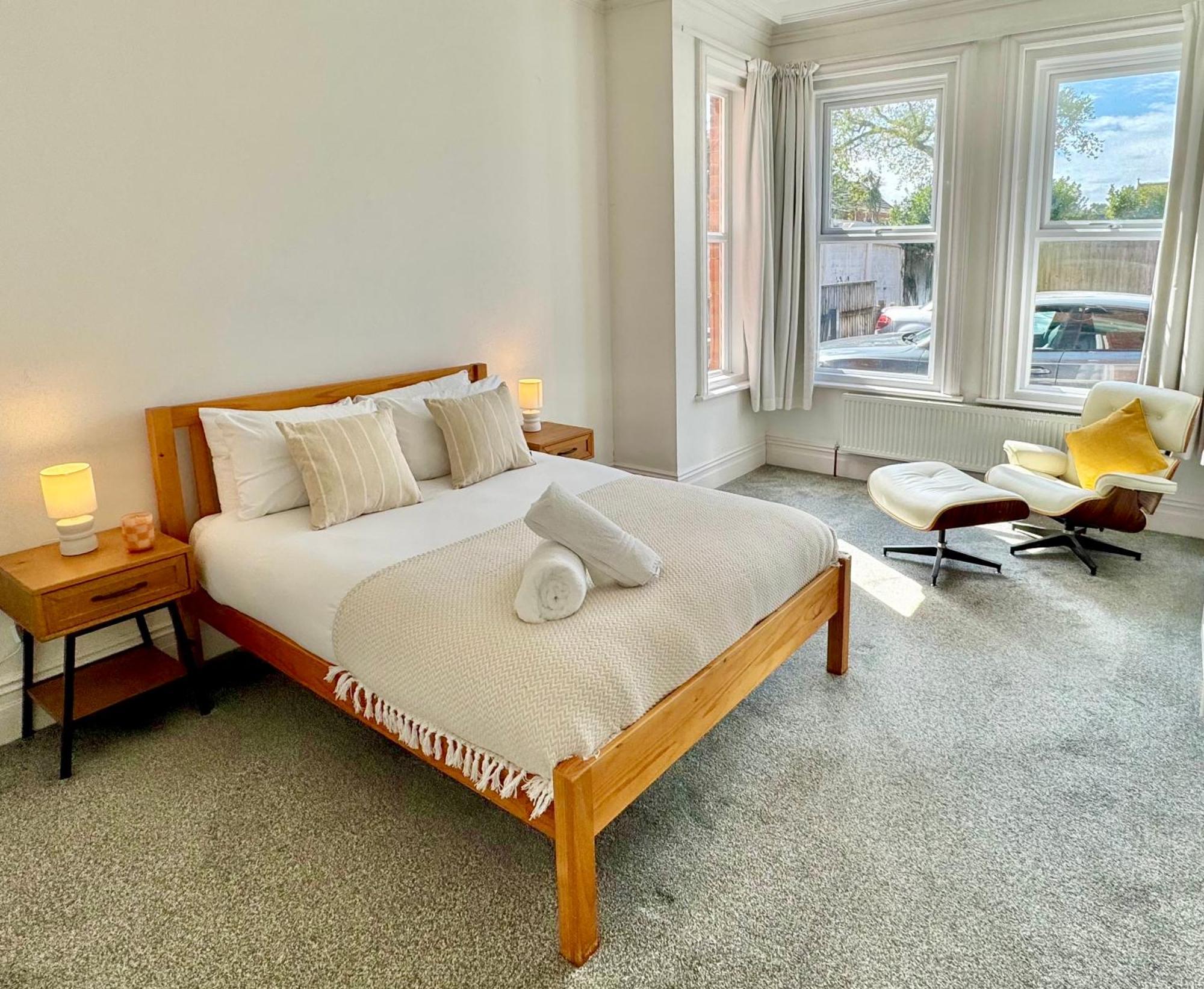 Bright 3 Bed Escape With Garden And Parking Apartment *