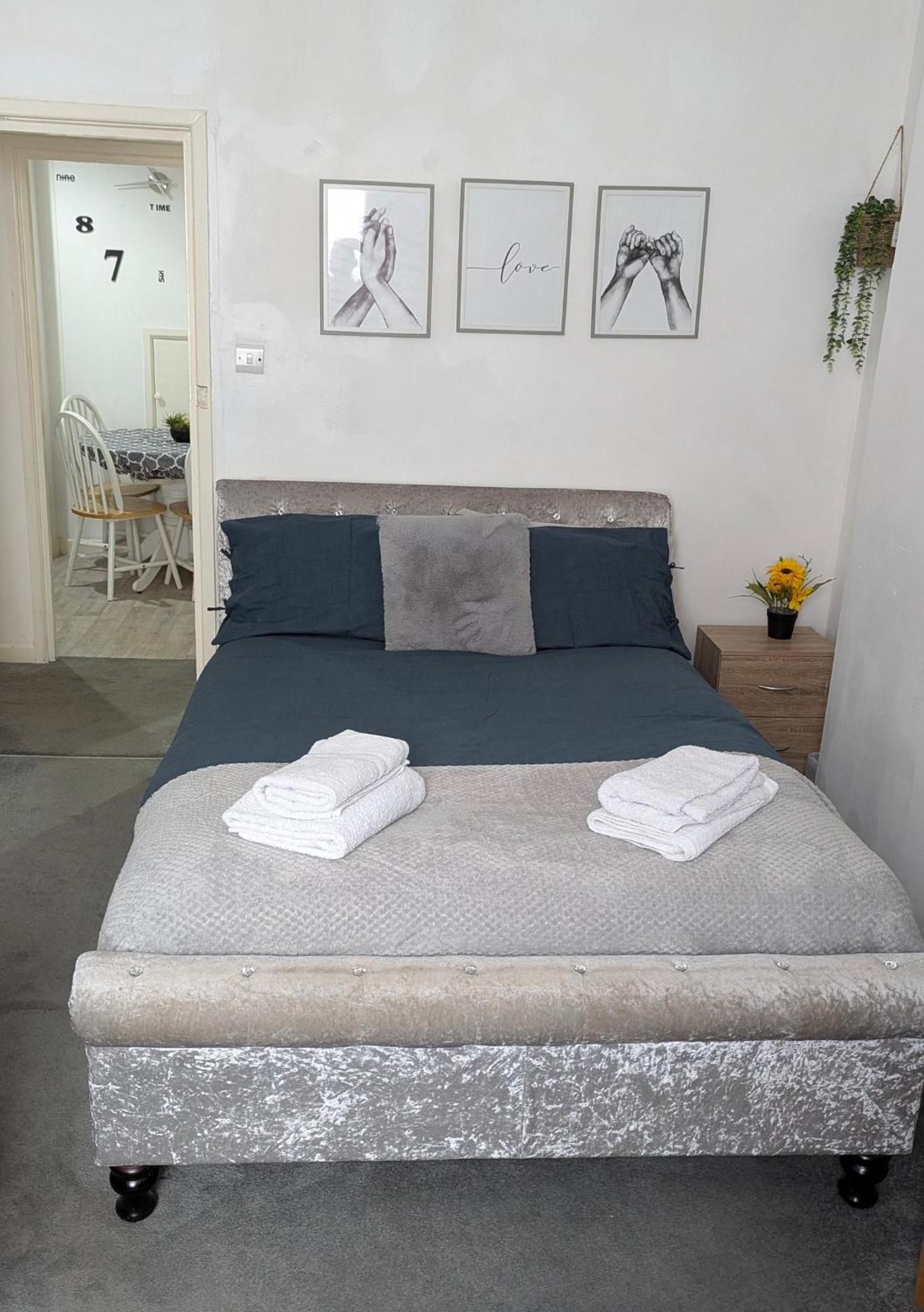 Homely In The Heart Of Town Centre - Sleeps 6 *