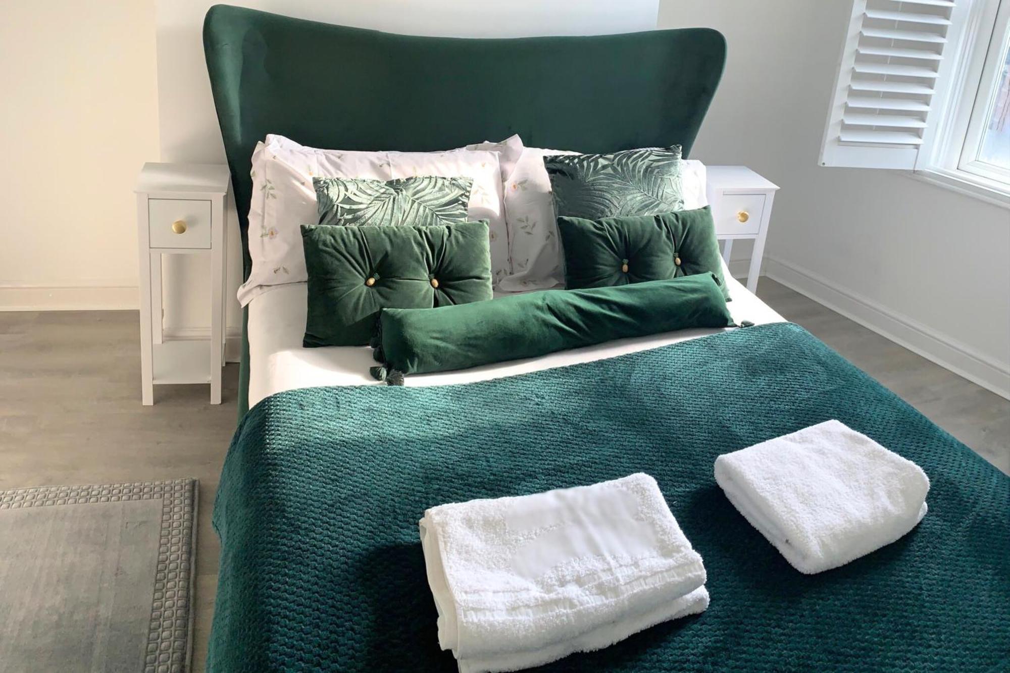 Apartment Modern Town Centre Flat - Free Shared Parking, King Size Bed, 5 Minutes Walk To *