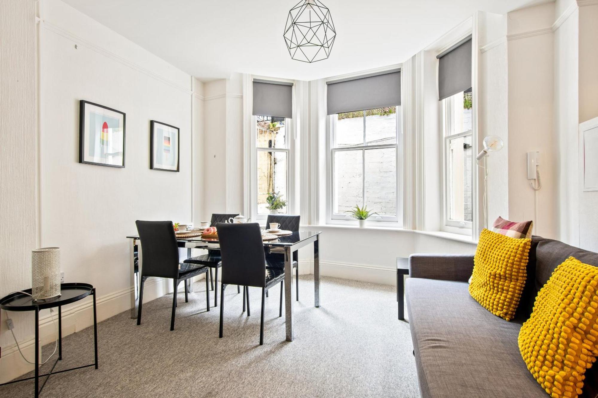 Apartment The Bank - Flat 1, Cosy, Bournemouth, Sleeps 4, 7 Min From The Beach, Pet Friendly, Parking, Wifi, Kitchen,washer,private Exit