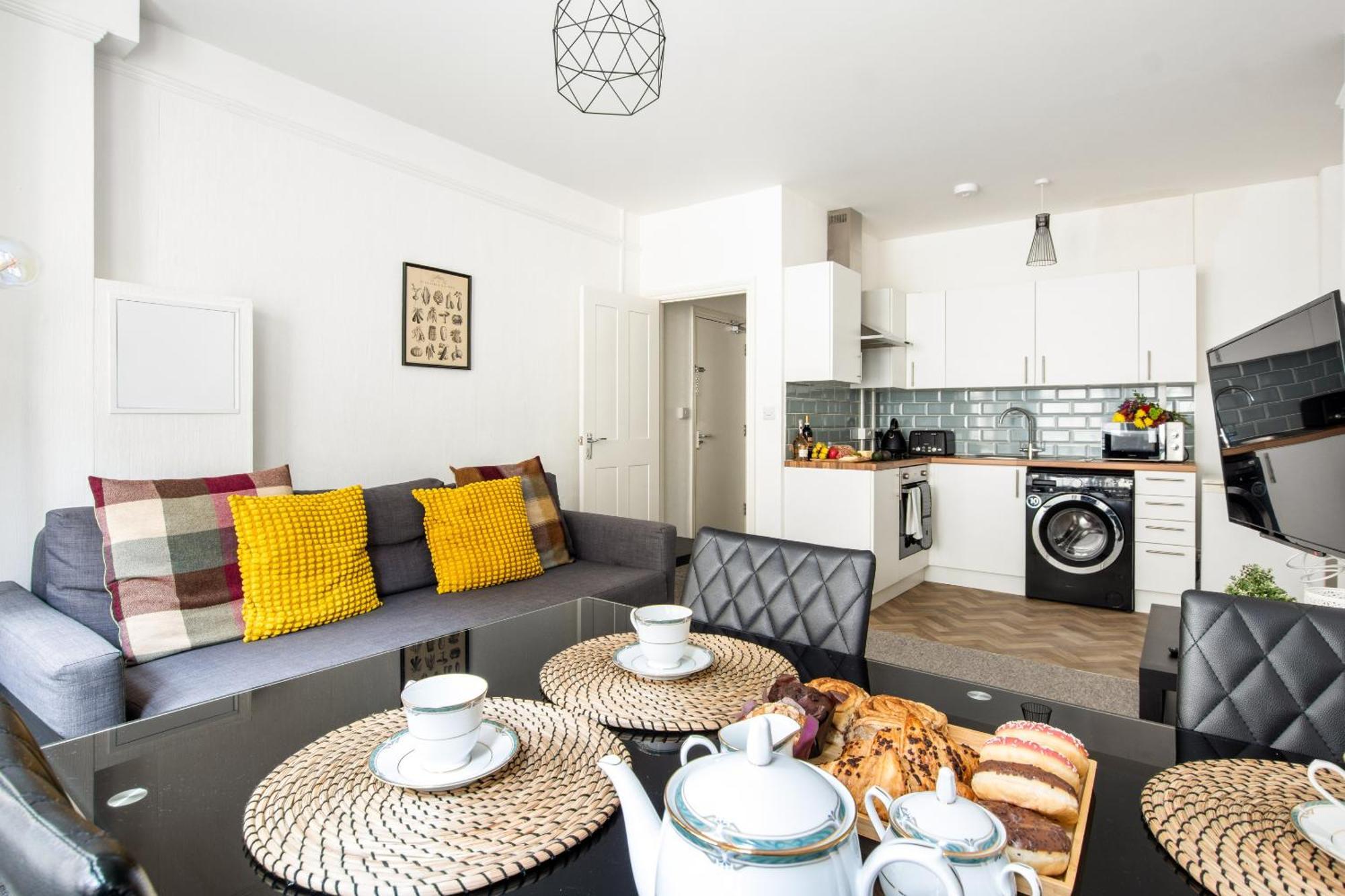 The Bank - Flat 1, Cosy, Bournemouth, Sleeps 4, 7 Min From The Beach, Pet Friendly, Parking, Wifi, Kitchen,washer,private Exit Apartment *