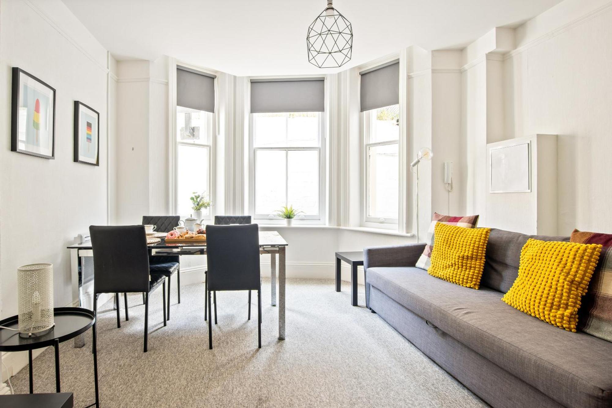 Apartment The Bank - Flat 1, Cosy, Bournemouth, Sleeps 4, 7 Min From The Beach, Pet Friendly, Parking, Wifi, Kitchen,washer,private Exit *