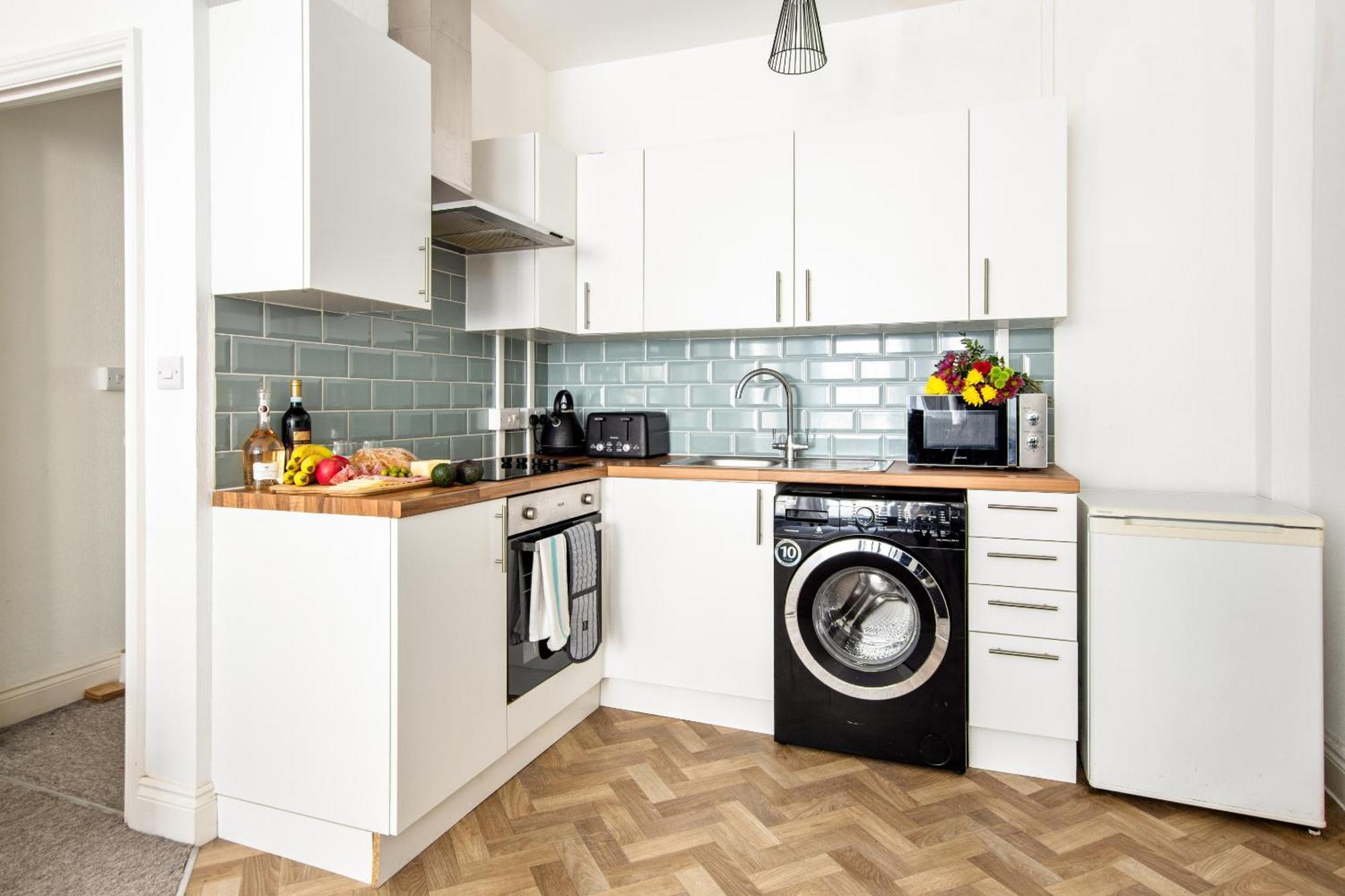 The Bank - Flat 1, Cosy, Bournemouth, Sleeps 4, 7 Min From The Beach, Pet Friendly, Parking, Wifi, Kitchen,washer,private Exit Apartment Bournemouth