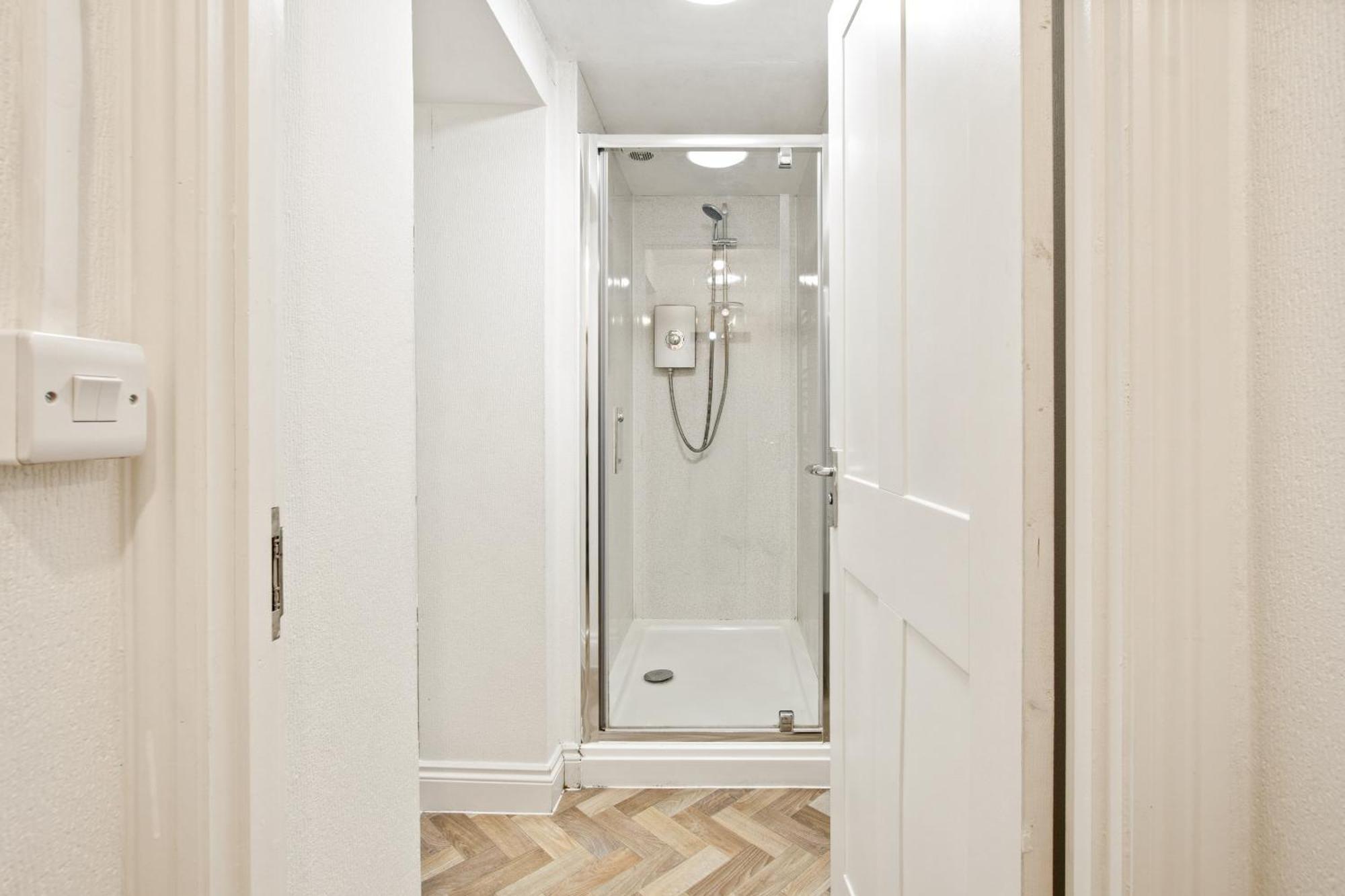 Apartment The Bank - Flat 1, Cosy, Bournemouth, Sleeps 4, 7 Min From The Beach, Pet Friendly, Parking, Wifi, Kitchen,washer,private Exit
