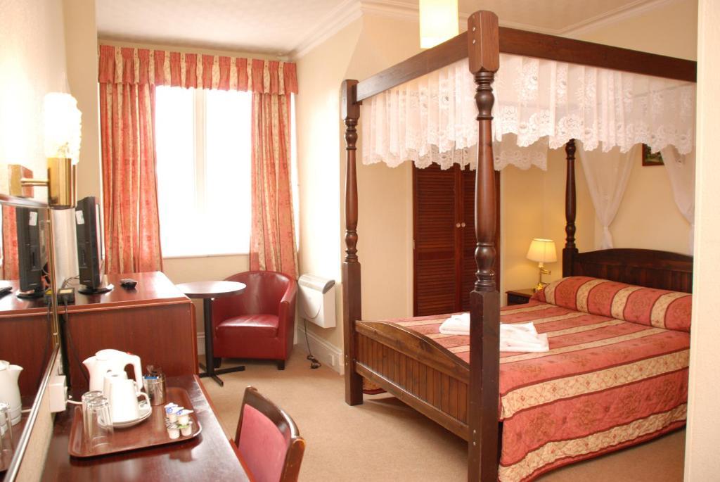 Tower House Hotel 2*