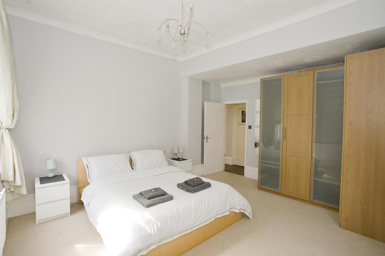 Large 2 Bedroom Apt - Near Beach - Free Parking Apartment *
