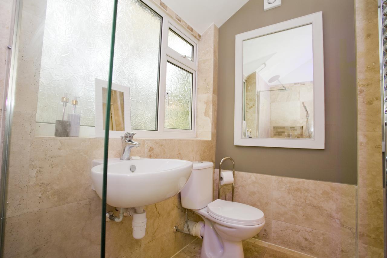 Large 2 Bedroom Apt - Near Beach - Free Parking Apartment *