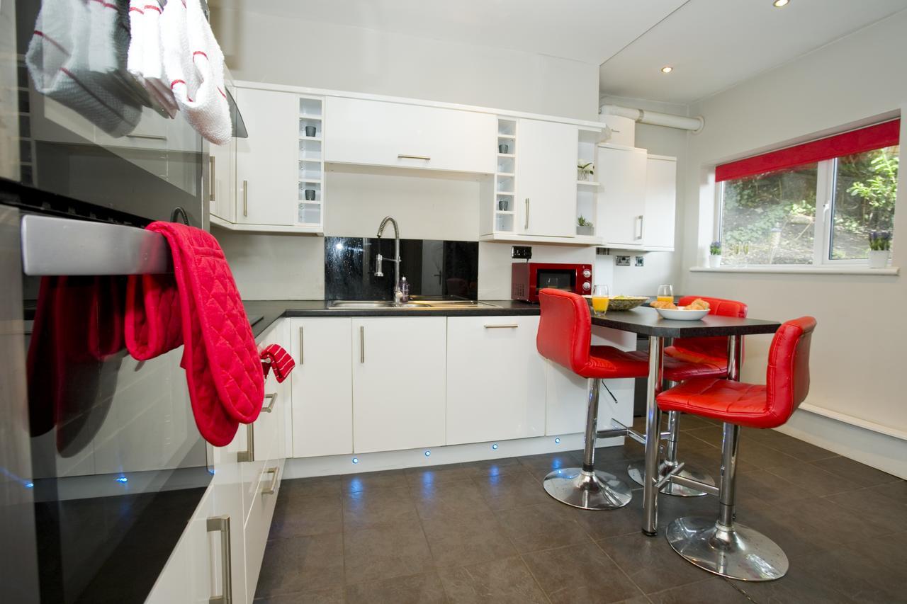 Large 2 Bedroom Apt - Near Beach - Free Parking Apartment *