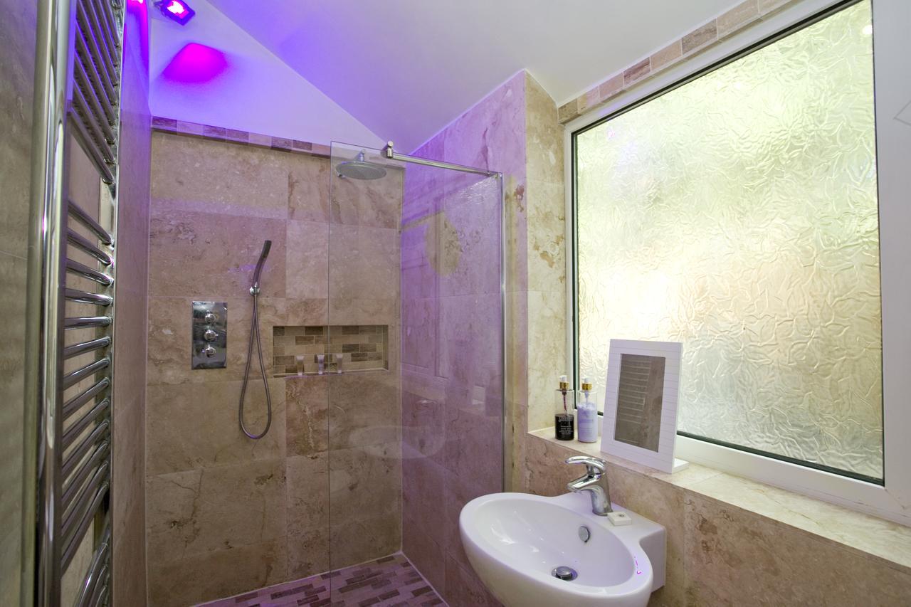 Large 2 Bedroom Apt - Near Beach - Free Parking Apartment *