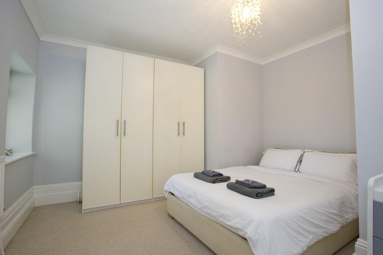 Apartment Large 2 Bedroom Apt - Near Beach - Free Parking *