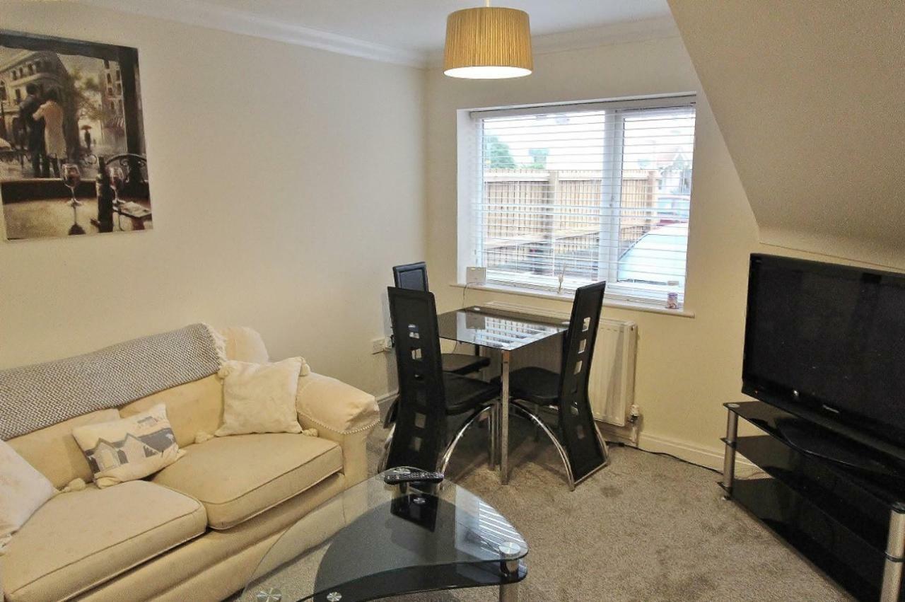 Apartment 94a Flat 1gladstone Road East *