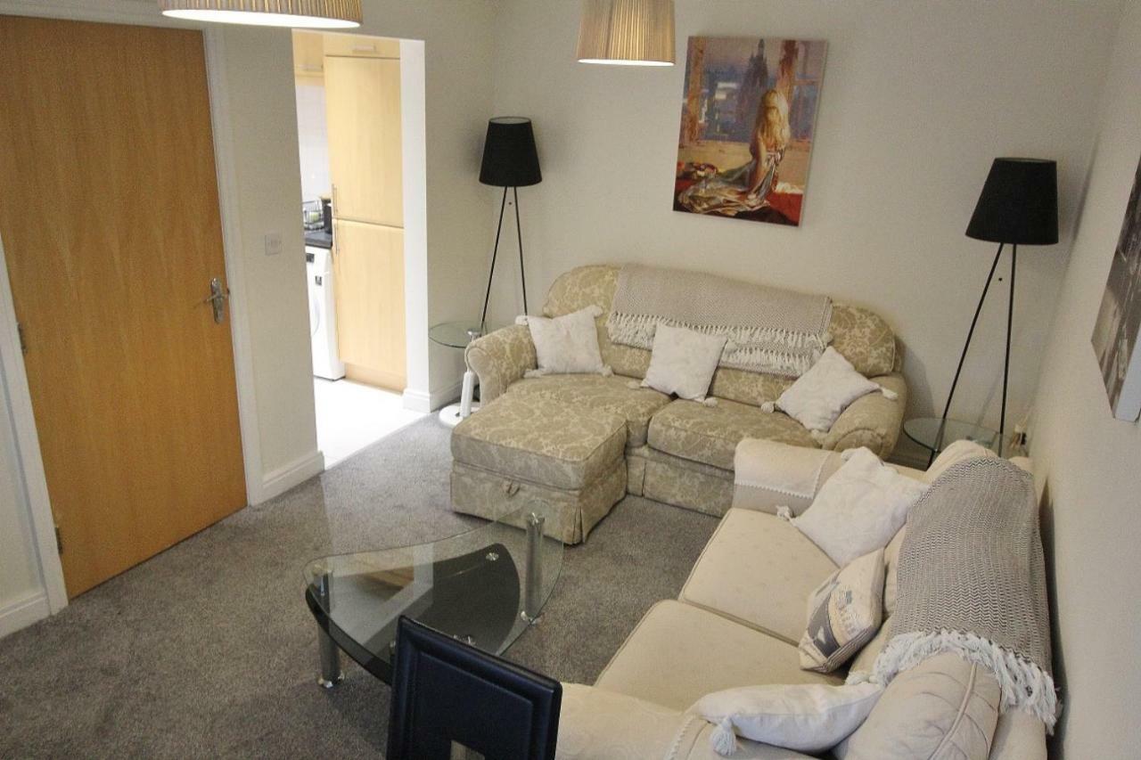 Apartment 94a Flat 1gladstone Road East *