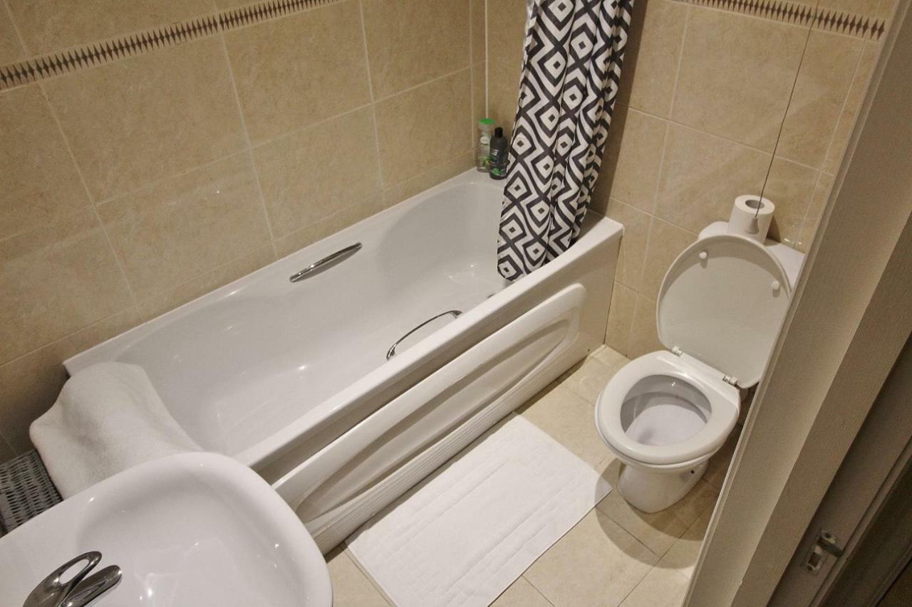 94a Flat 1gladstone Road East *