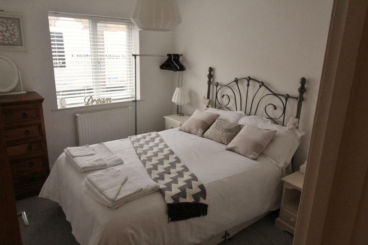 Apartment 94a Flat 1gladstone Road East *