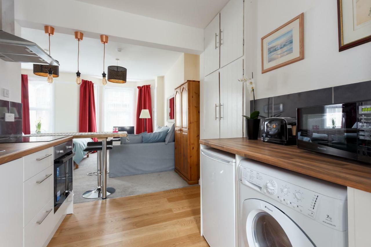 Stylish Town Centre Close To And Shops Bournemouth