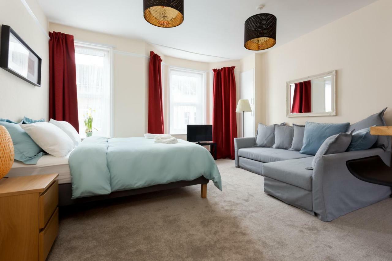 Stylish Town Centre Close To And Shops *