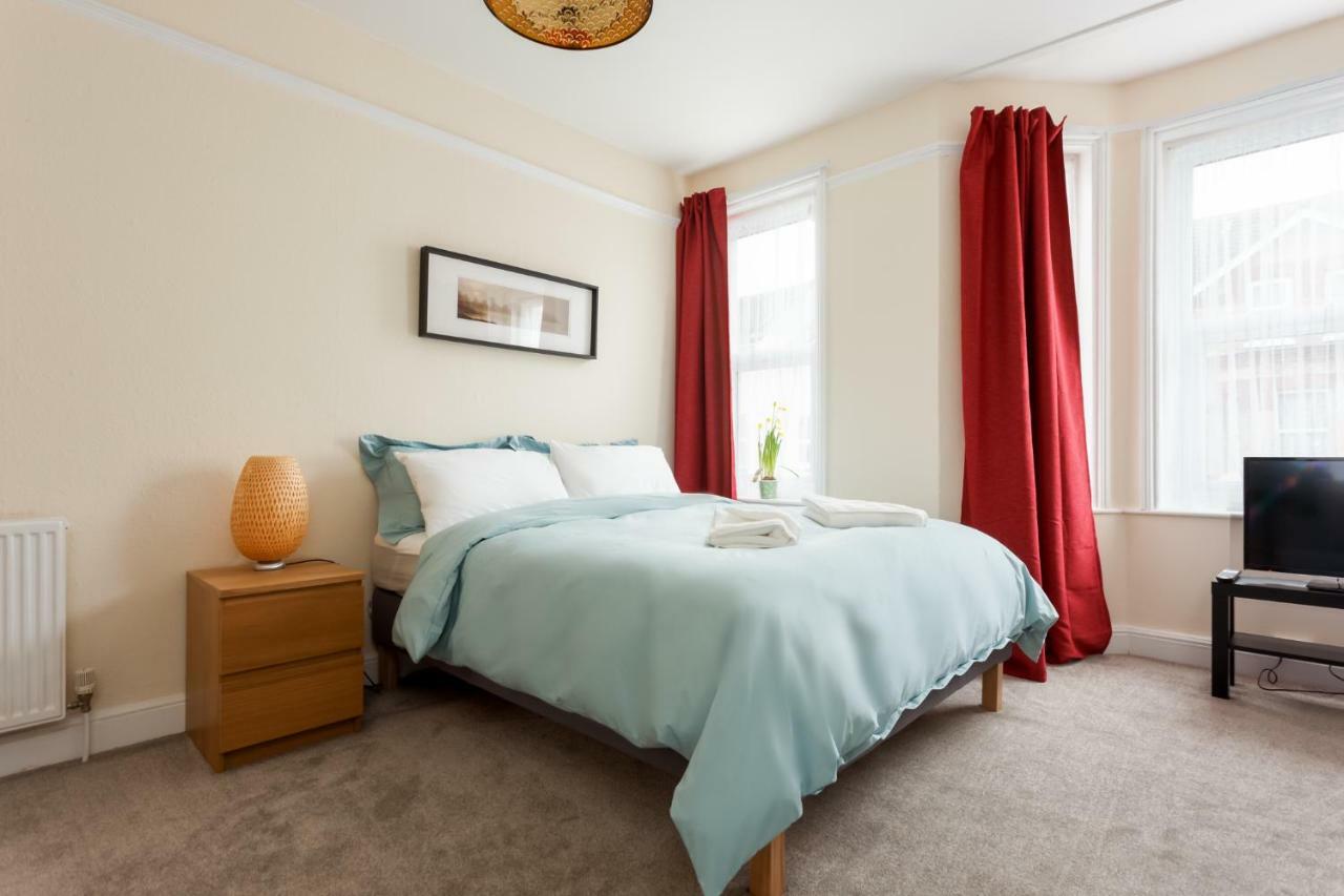 Stylish Town Centre Close To And Shops Apartment