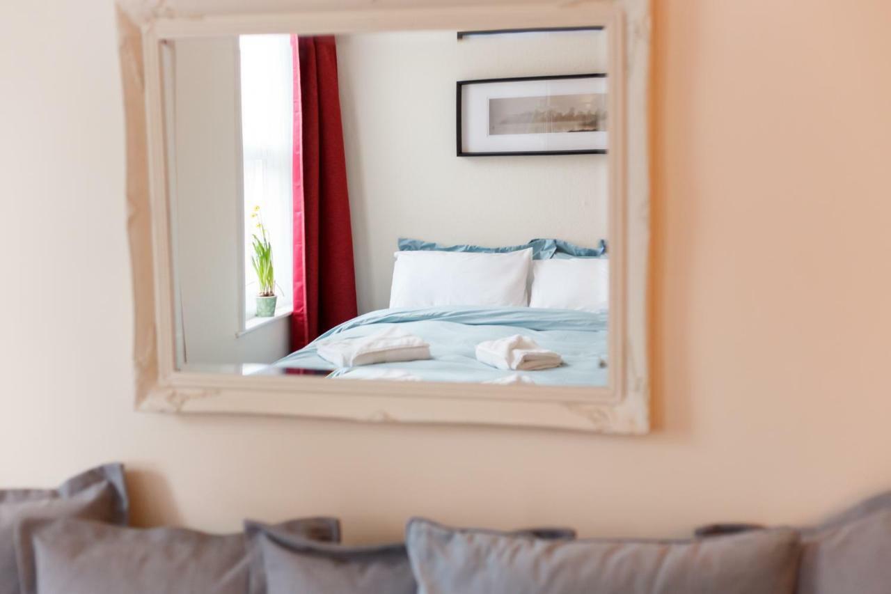 Stylish Town Centre Close To And Shops Apartment