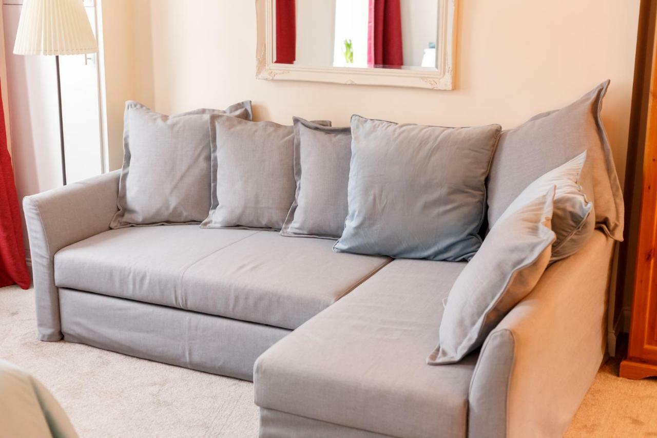 Stylish Town Centre Close To And Shops *