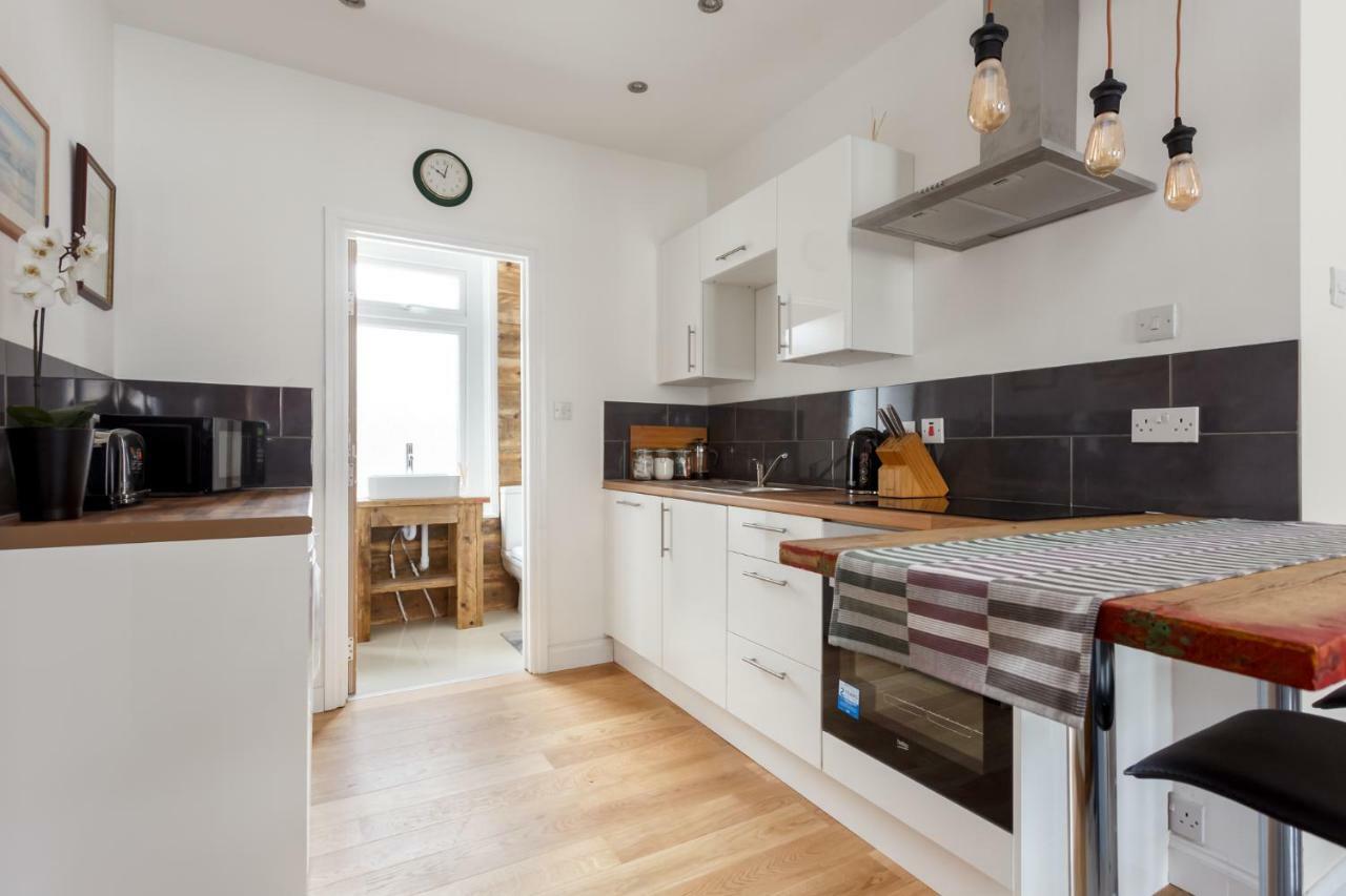 Stylish Town Centre Close To And Shops Apartment