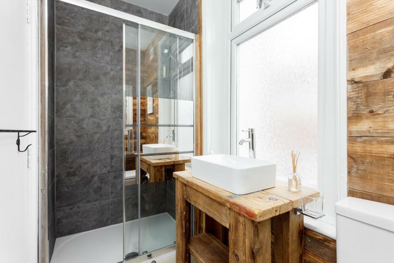 Stylish Town Centre Close To And Shops Apartment