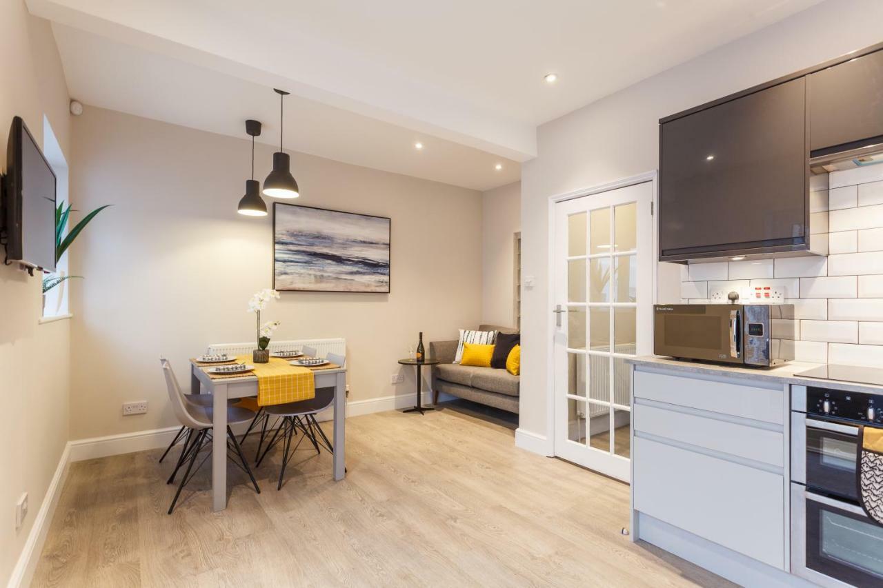 Stylish Town Centre House - 300mbps, Parking & Sunny Decking Bournemouth