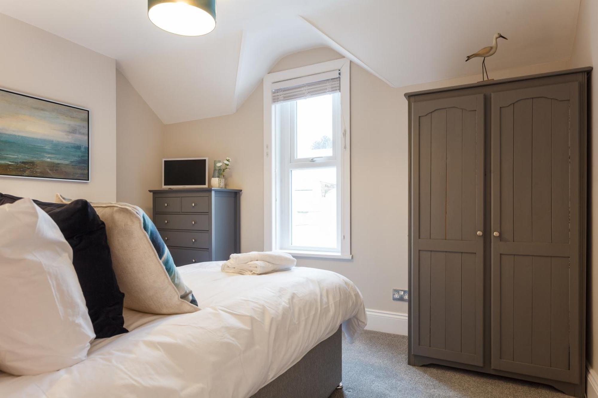 Stylish Town Centre House - 300mbps, Parking & Sunny Decking *