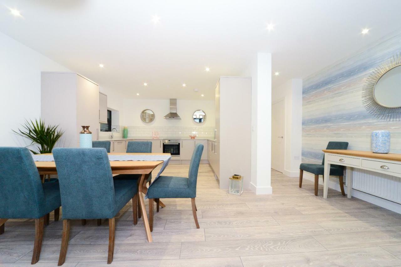 Luxury 3 Bed Apartment- Large Balcony With Seaviews