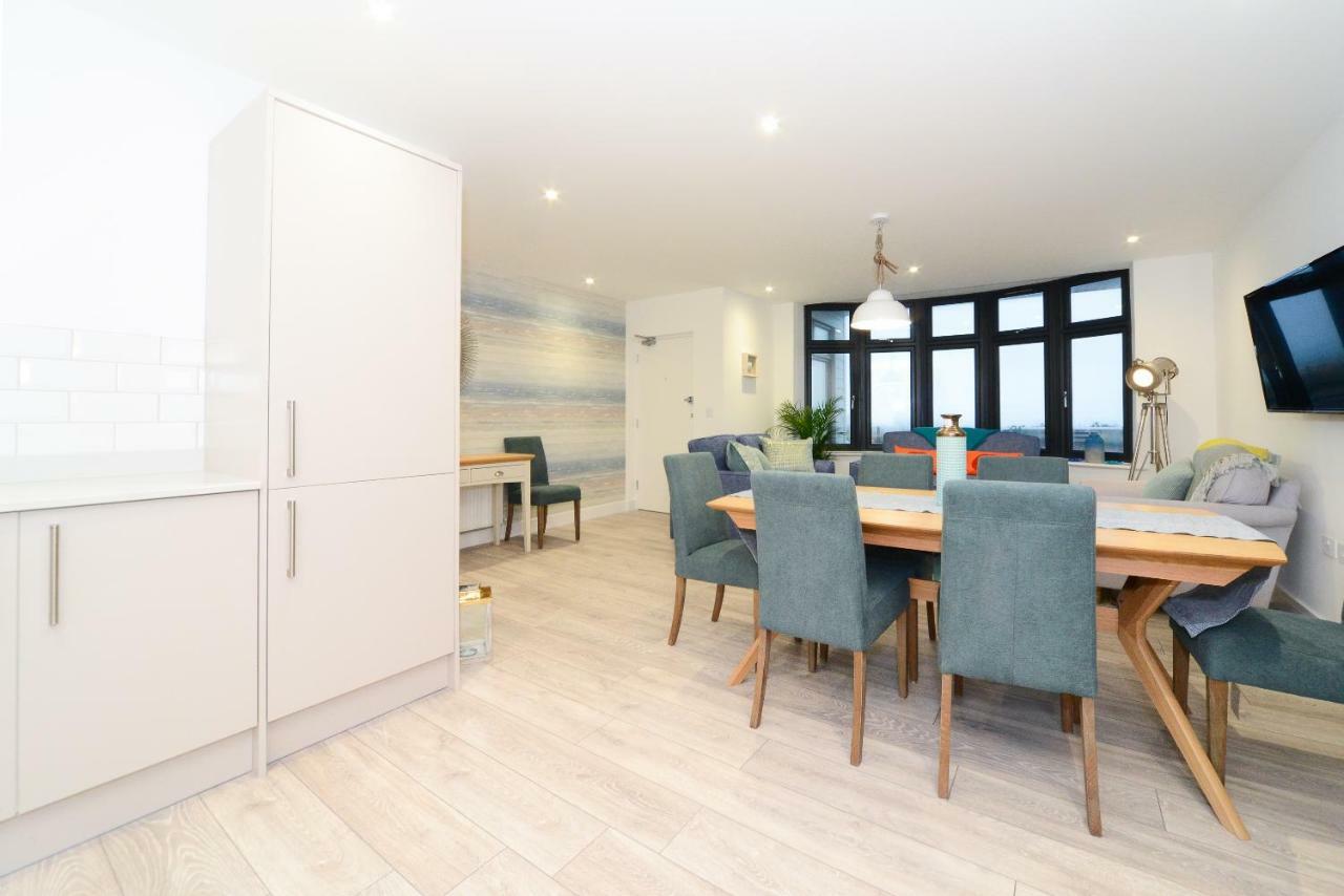 Luxury 3 Bed Apartment- Large Balcony With Seaviews Apartment *