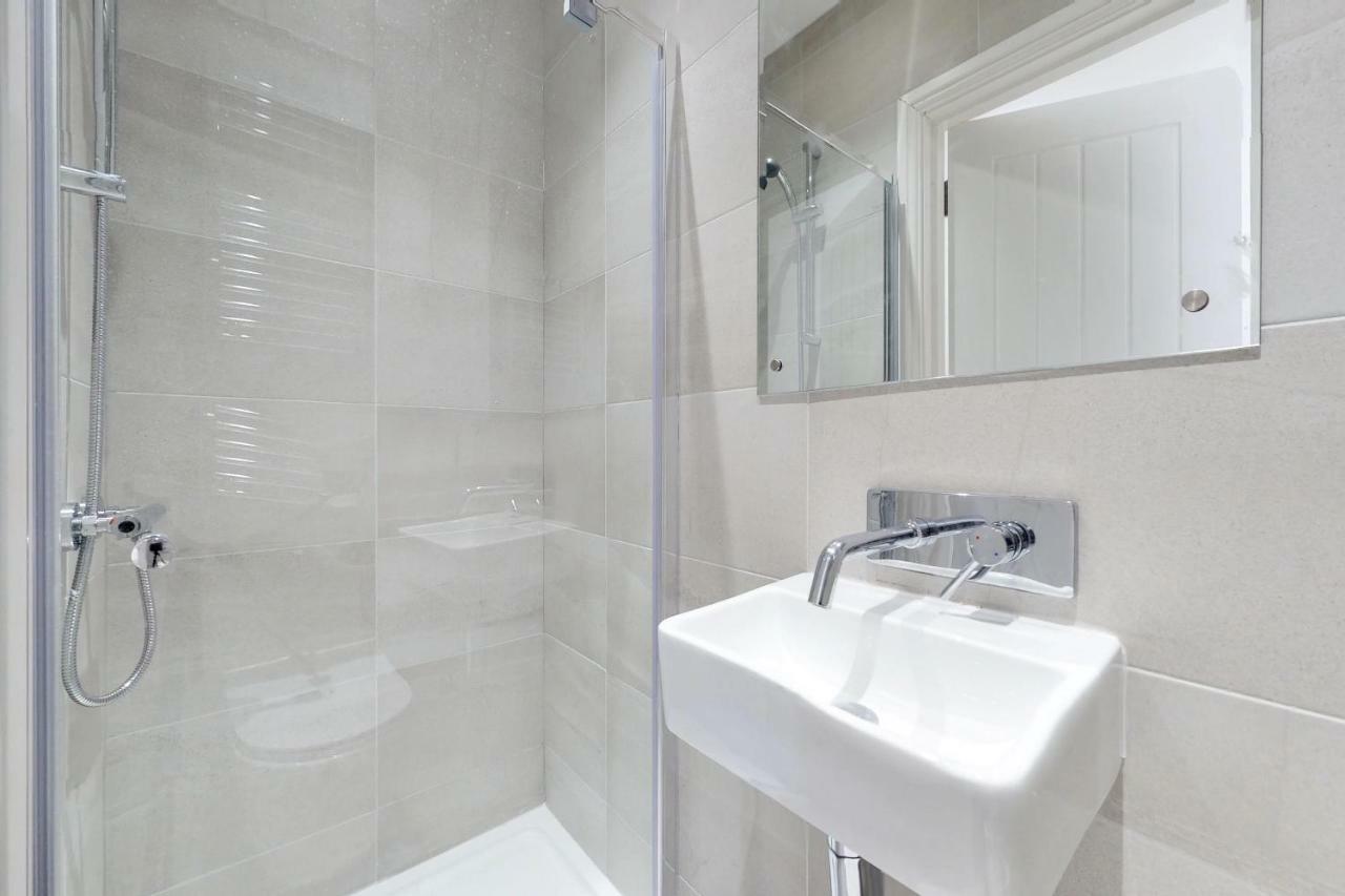 Stunning Luminous Penthouse/ 2beds 2baths Apartment *