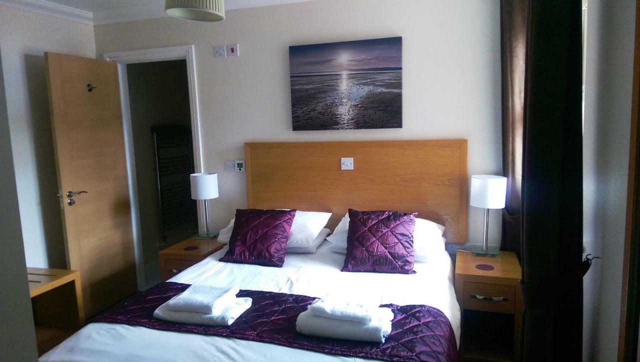Hartford Court, East Cliff, Bournemouth. Walk To And Town Apartment