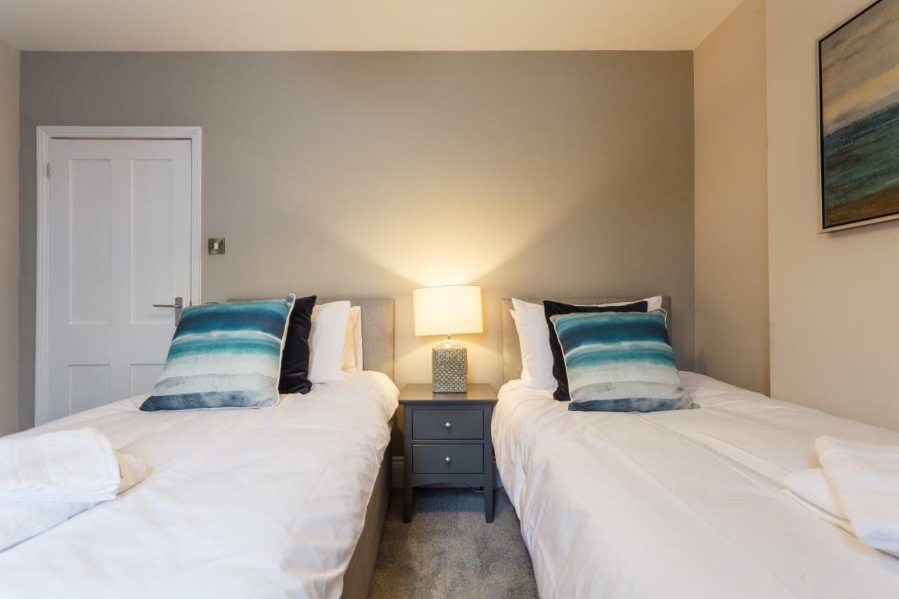 Stylish Town Centre House - 300mbps, Parking & Sunny Decking Apartment