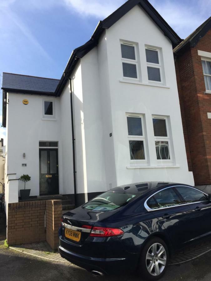 Stylish Town Centre House - 300mbps, Parking & Sunny Decking Apartment *