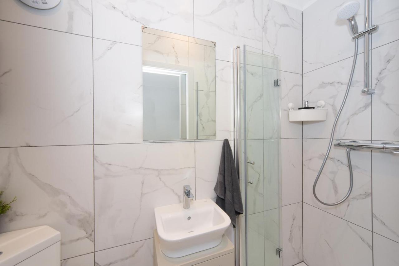 Super Cool Luxury Studio Near The Beach - Smart Tv, Fast Wifi Apartment