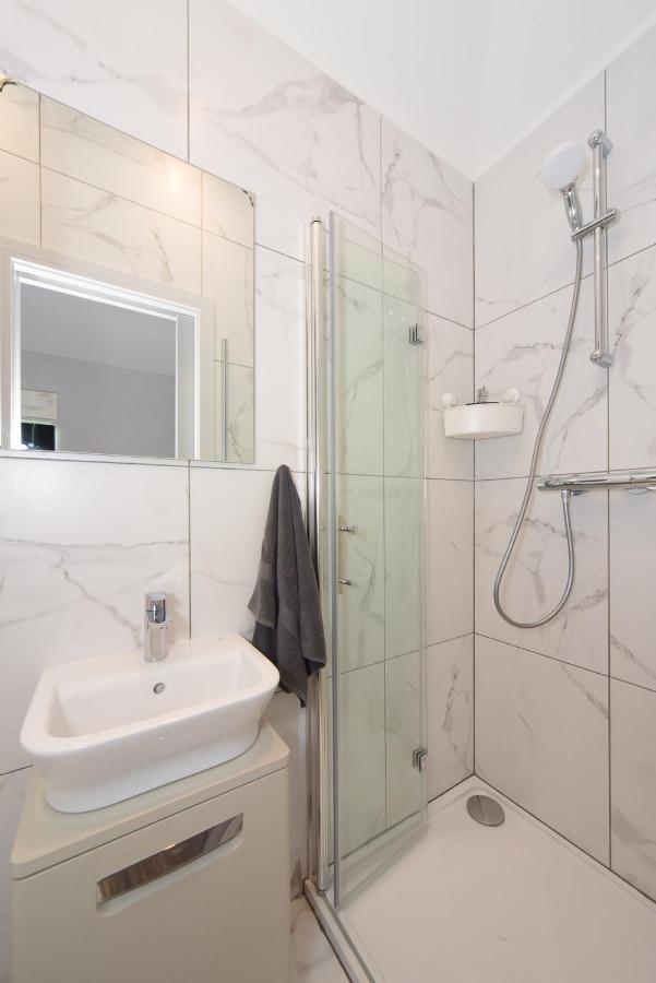 Super Cool Luxury Studio Near The Beach - Smart Tv, Fast Wifi Apartment Bournemouth