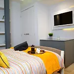 Trendy Urban Industrial Apartment - Great Location - Parking - Fast Wifi - Smart Tv - Beautiful 2 Double Bedroom Apartment Sleeps Up To 4!