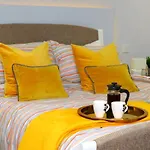 Trendy Urban Industrial Apartment - Great Location - Parking - Fast Wifi - Smart Tv - Beautiful 2 Double Bedroom Apartment Sleeps Up To 4!