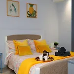 Trendy Urban Industrial Apartment - Great Location - Parking - Fast Wifi - Smart Tv - Beautiful 2 Double Bedroom Apartment Sleeps Up To 4!