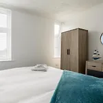 Lima Apartments Ltd-4 Beds-Large Property -Long Stay Deal-Business-Parking