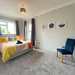 Beautiful Large 4 Bedroom House - 5 Minute Walk To The Best Beach! - Great Location - Garden - Parking - Fast Wifi - Smart Tv - Newly Decorated - Sleeps Up To 10! Close To Bournemouth & Poole & Sandbanks