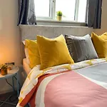 Beautiful Large 4 Bedroom House - 5 Minute Walk To The Best Beach! - Great Location - Garden - Parking - Fast Wifi - Smart Tv - Newly Decorated - Sleeps Up To 10! Close To Bournemouth & Poole & Sandbanks