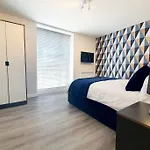 Modern 1 Bedroom Apartment, Close To The Beach With Parking