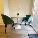 Modern 1 Bedroom Apartment, Close To The Beach With Parking